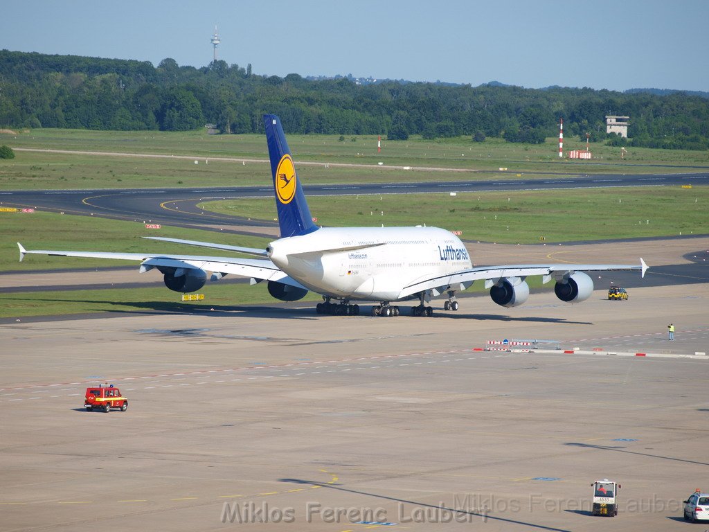 Lufthansa Airbus A 380 zu Besuch Flughafen Koeln Bonn P042.JPG